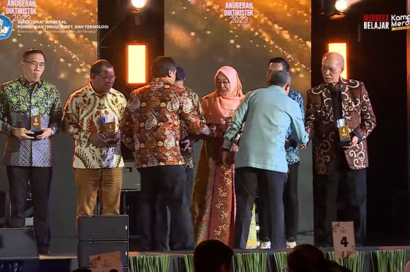 Universitas Wijaya Kusuma Surabaya Raih Bronze Winner Anugerah Diktiristek 2023 Bidang Kelembagaan